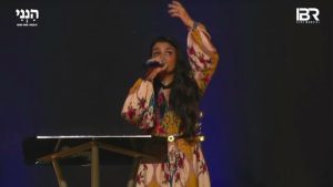 Damares cantando “A Batalha do Arcanjo” ao vivo em  Maringá – PR