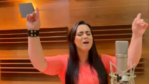 QUE LOUVOR É ESSE? 😱 OUÇA COMO ELA CANTA • Daniela Freitas – QUANDO ELE CHEGA | Lançamento Gospel
