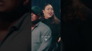 “Em nome de Jesus, cativos se libertarão” Assista “Há Poder No Nome” da Sarah Farias e One Service