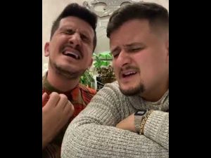 André e Felipe cantando Superação
