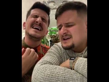 André e Felipe cantando Superação