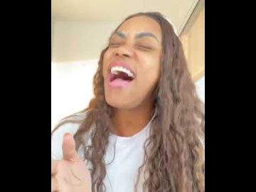 Elaine Martins cantando Superação