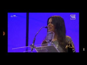 Damares recebe prêmio “Melhor Cantora” na premiação #MelhoresDoAnoGospel2020